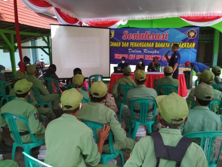 Anggota Satgas TMMD Bojonegoro Dampingi Puluhan Linmas Sosialisasi Pemadaman Api